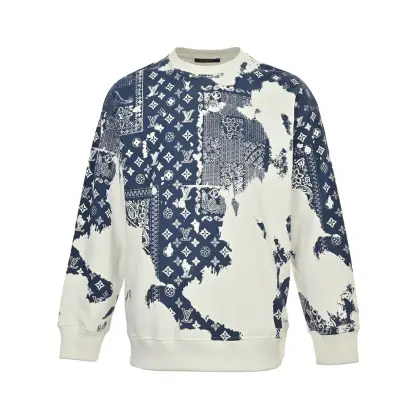 本地自取: Louis Vuitton/路易威登 腰果花印花圆领卫衣 购买,对色定染面料、水浆扎染印花工艺、圆领宽松版型、全套带芯片辅料! 采用定制26s双纱无尘棉面料,采用1×2双纱螺纹,克重420g.对版定染卡其色, 多维度测试对比色差问题,调测最终还原效果.巴素兰处理定染色, 皂洗色牢高品质要求.成色饱和度高、成品色调处理还原到位; 面料定织同缸定染的,无色差.超级喜欢这款扎染卫衣, 还有点类腰采用精密模具印花效果,高工艺定位在货, 衣肩服缝链后接幅采内用包0.8cm捆条, 特拉种捆机器边双锁链包线缝纯棉制定面料,当季重磅单品! 颜色:黑色、白色